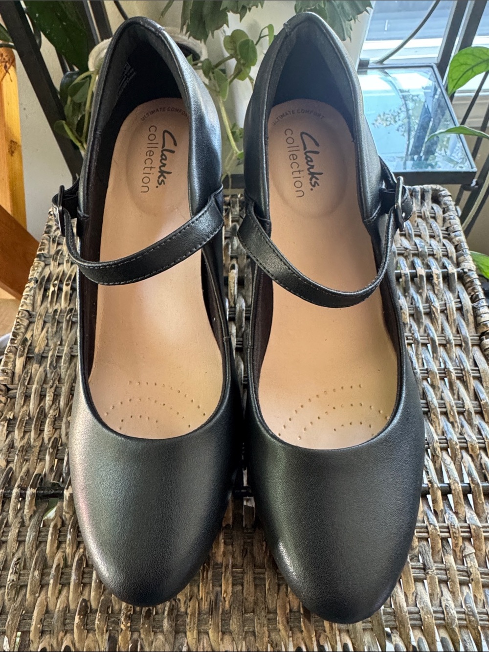 Clarks Women's Ambyr Shine Mary Jane pumps in black Women’s size 8.5